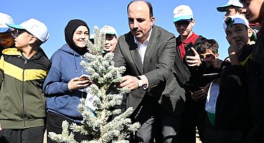 Konya'da Başkan Altay öğrencilerle birlikte fidan dikti