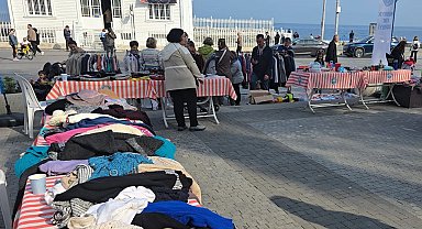 Mudanya'da sokak hayvanları için ikinci el giysi etkinliği
