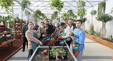Özel bireyler, elleriyle hasat yapıp çiçek ekti
