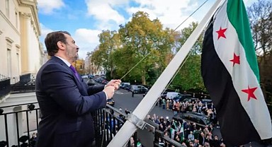 Suriye bayrağı, İngiltere'nin başkenti Londra'da göndere çekildi