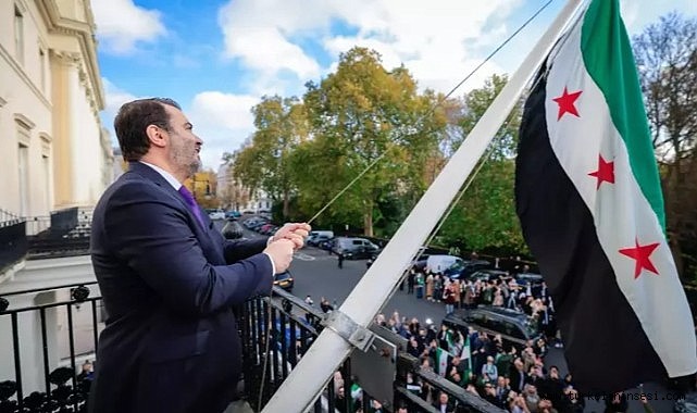 Suriye bayrağı, İngiltere'nin başkenti Londra'da göndere çekildi