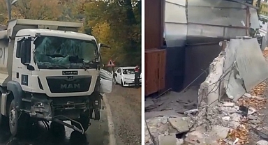 Türkeli'nde hafriyat kamyonu duvara çarptı