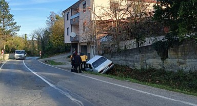 Yoldan çıkan otomobil su kanalına düştü