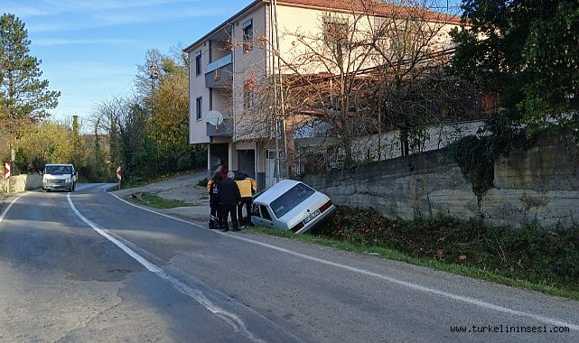 Yoldan çıkan otomobil su kanalına düştü