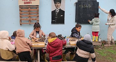 Adana'da okulun atıl bahçesinde 'açık hava' ders