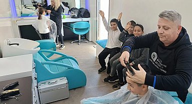 Antalya Büyükşehir Mobil Kuaför Tırı öğrencilerin hizmetinde