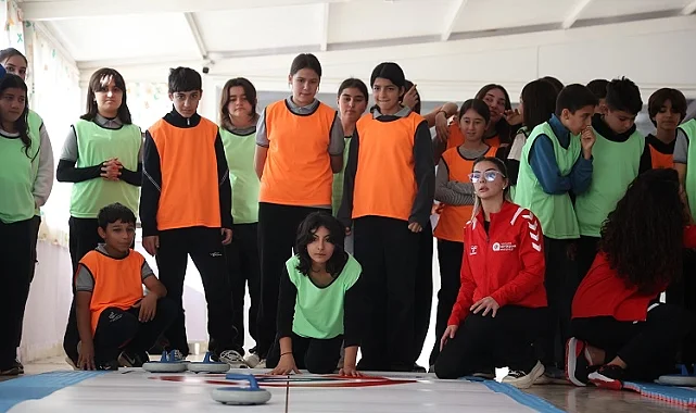 Antalya'da kız çocukları Floor Curling ile tanıştı