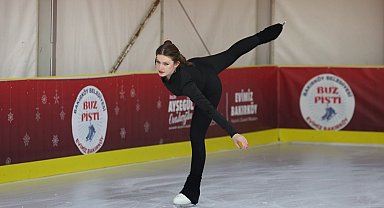 İstanbul Bakırköy'de açılan Buz Pisti'ne büyük ilgi