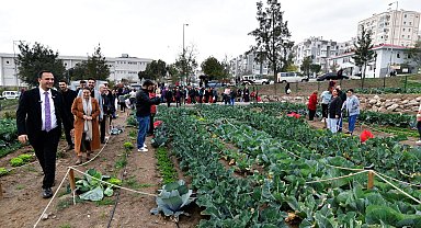 İzmir Bornova'da kent bostanlarında hasat coşkusu