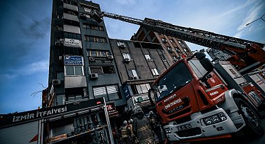 İzmir'de iş hanını alevler sardı, itfaiye 12 kişiyi kurtardı