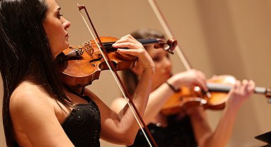 İzmir'de Türk bestecilerinin eserleri ayakta alkışlandı