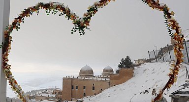 Mardin'de kar yağışı tarihi kenti büyüleyici manzaralara bürüdü