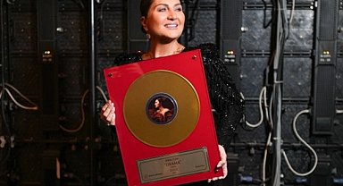 Sibel Can'a 'altın plak' ödülü