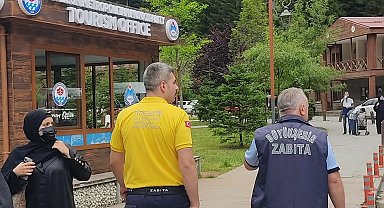 Turistlerin yüzü zabıta ile güldü