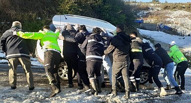 Türkeli’de buzlanma kazaya neden oldu: Otomobil yan yattı