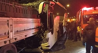 Anadolu Otoyolu'nda yolcu otobüsü TIR'a çarptı: 1 ölü, 3 yaralı