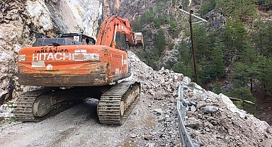 Antalya Büyükşehir ekiplerinden Alacami Yolu'nda heyelan çalışması