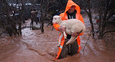 Antalya'da ekipler olumsuzluklara müdahale etti