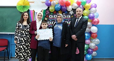 Bakan Göktaş, şehit ve gazi çocuklarının ilk karne heyecanına ortak oldu