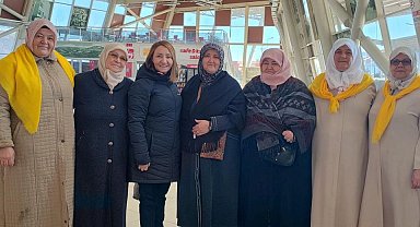 Başkan Tekin umre yolcularını dualarla uğurladı