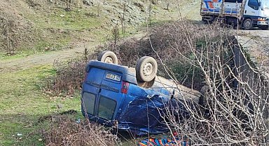 Bilecik Pazaryeri'nde araç köprüden düştü!