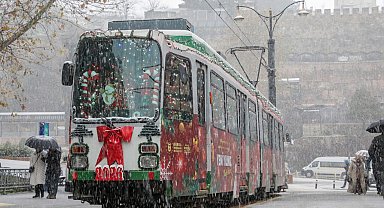 Bursa'da nostaljik tramvay süsleriyle yeni yılın simgesi oldu