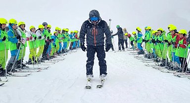Bursa'da öğrencilerin kayak keyfi