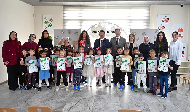 Çocukların karnelerini Başkan Erkan Aydın verdi