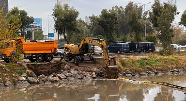 İzmir'de sağanak yağış ve fırtına nedeniyle ekipler seferber oldu