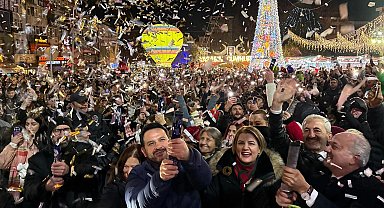 İzmitliler 2026'ya Belsa Meydanı'nda 'merhaba' dedi