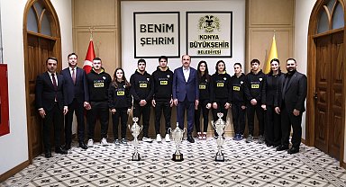 Konya Büyükşehir judocuları kupalarını Başkan Altay'a takdim etti