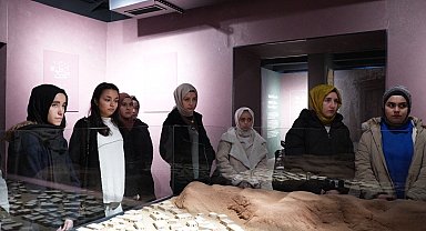 Lima öğrencileri Taş Bina'daki Siyer Sergisi'ni ziyaret etti