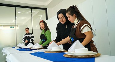 Meram'da down sendromlu bireylere sertifikalı komi eğitimi