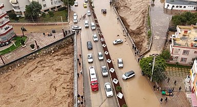 Mersin'de dere taştı, birçok araç zarar gördü