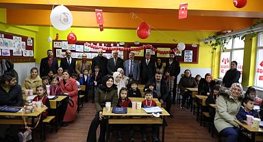 Mustafa Palancıoğlu öğrencilere karnelerini dağıttı