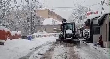 Tunceli, son 65 yılın en yoğun kar yağışıyla mücadele ediyor