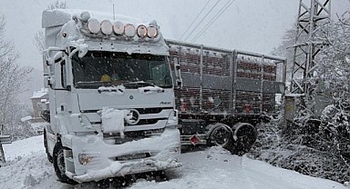Türkeli'de doğalgaz tırı karda kaydı, yol ulaşıma kapandı