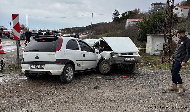 Türkeli'de iki otomobil çarpıştı: 1 yaralı