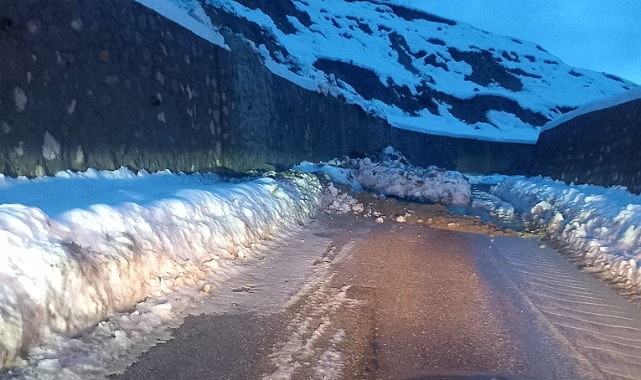 Türkeli'de ulaşıma kapanan köy grup yolu çalışmanın ardından yeniden açıldı