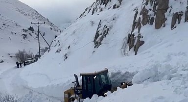 Van'da çığ düştü, 2 hastaya ambulans ulaştırıldı