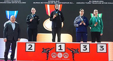 Bursa Büyükşehirli karateciler kürsüden inmedi