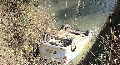 Düzce Akçakoca'da otomobil dere yatağına yuvarlandı