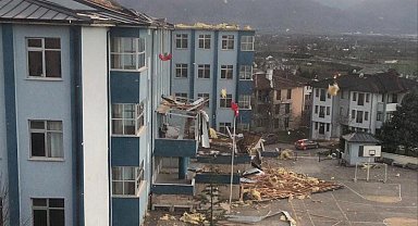 Düzce'de çatısı hasar gören okulda eğitime 1 gün ara!