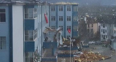 Düzce'de şiddetli rüzgârda lisenin çatısı yıkıldı