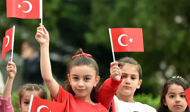 Eğitimde ikinci dönem 'Bayrak Sevgisi' temasıyla başladı
