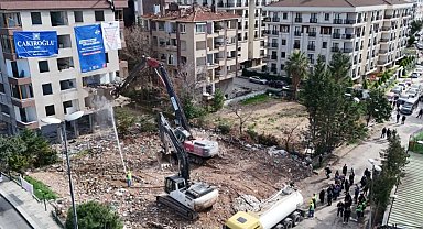 İBB yüksek riskli binayı yıktı