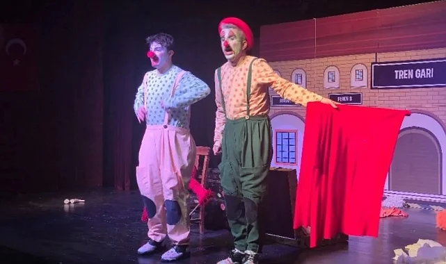 "İki Bavul Dolusu" minik tiyatroseverlerle buluştu