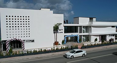 İzmir Güzelbahçe'de çifte açılış