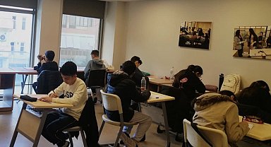 İzmir'de Efes Selçuk'ta sınav yolundaki öğrencilere destek