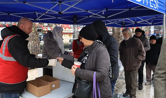 İzmit'te kandillik helva ikramı